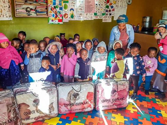 Reisegste bringen neue Decken mit |  Luthando Crche / Chamleon