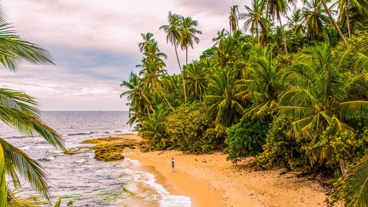 Frau am Strand in der Karibik |  jkopka, iStockphoto.com / Chamleon