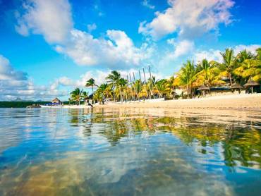 Tropischer Strand im Luxus Resort