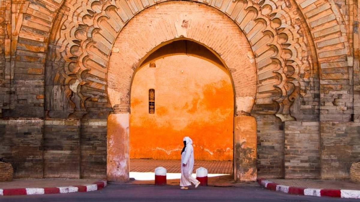 Frau passiert das Bab Agnaou Tor in Marrakesch |  Frank van den Bergh, iStockphoto.com / Chamleon
