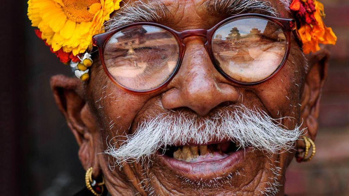 Frhlicher nepalesischer Mann in Tracht |  beemore, iStockphoto.com / Chamleon
