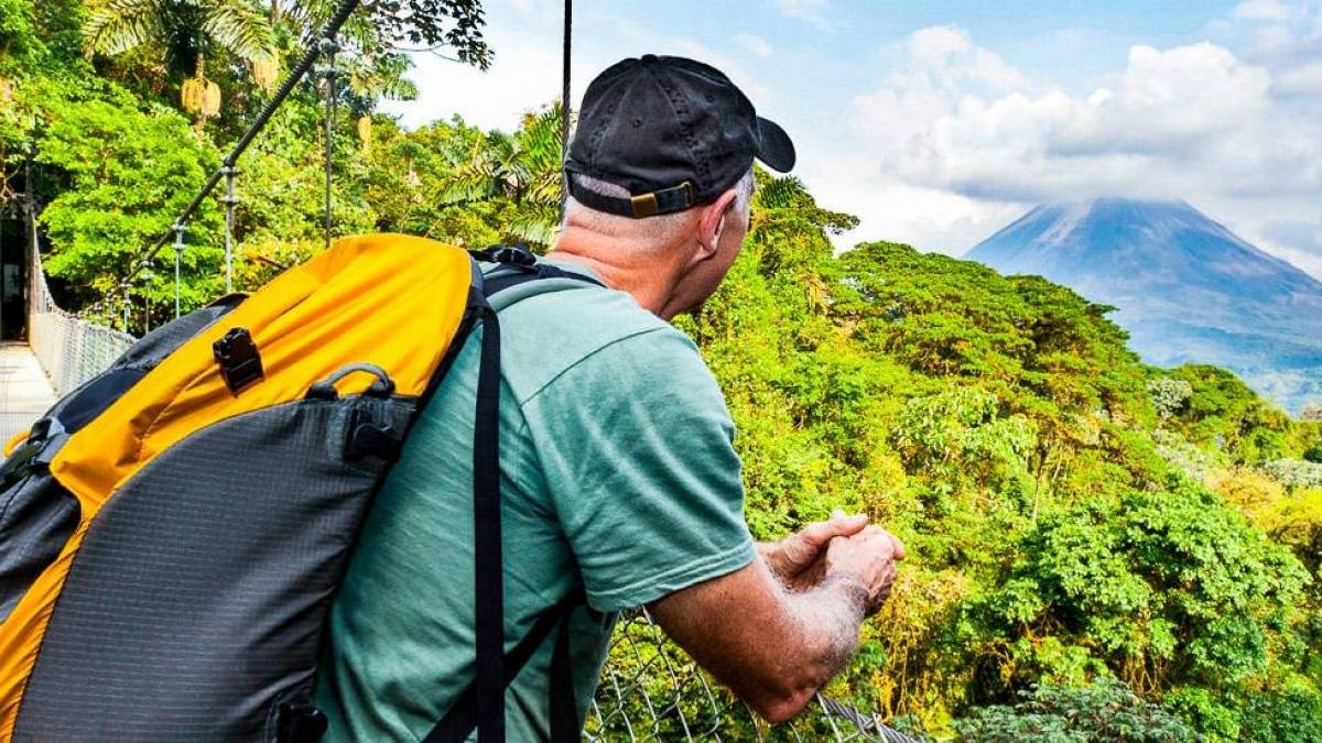 Blick ber die Baumwipfel auf den Vulkan Arenal |  Pierre Chouinard, iStockphoto.com / Chamleon