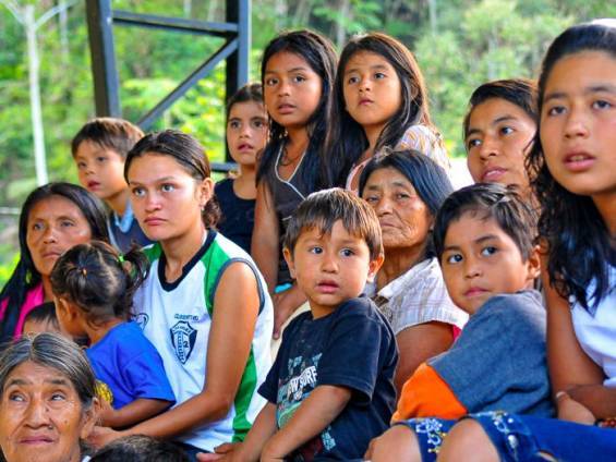 Die Dorfgemeinschaft umfasst Jung und Alt |  Vital Ideas / Chamleon