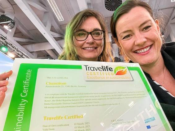 Birke Krger und Therese Block mit dem Travelife-Zertifikat |  Therese Block / Chamleon