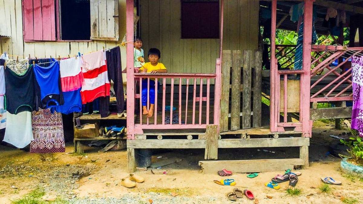 Begegnung vor der Haustr |  Bahar Yner / Chamleon