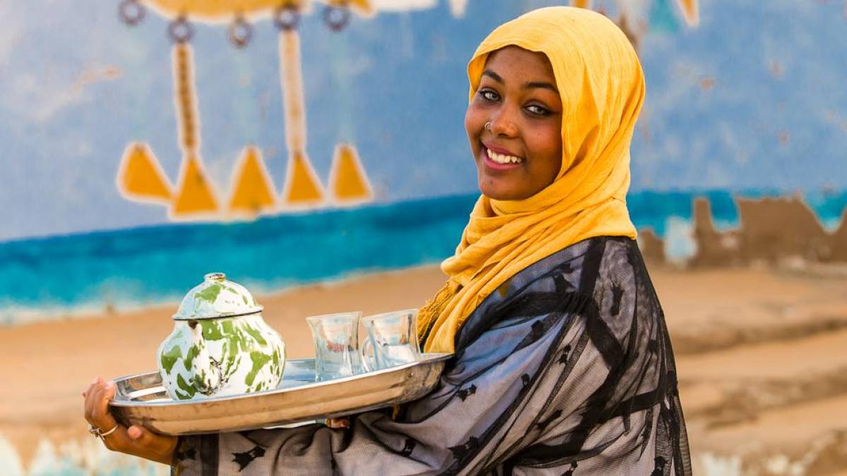 Nubisches Mdchen mit Teekanne |  Emad Omar Farouk, Shutterstock / Chamleon