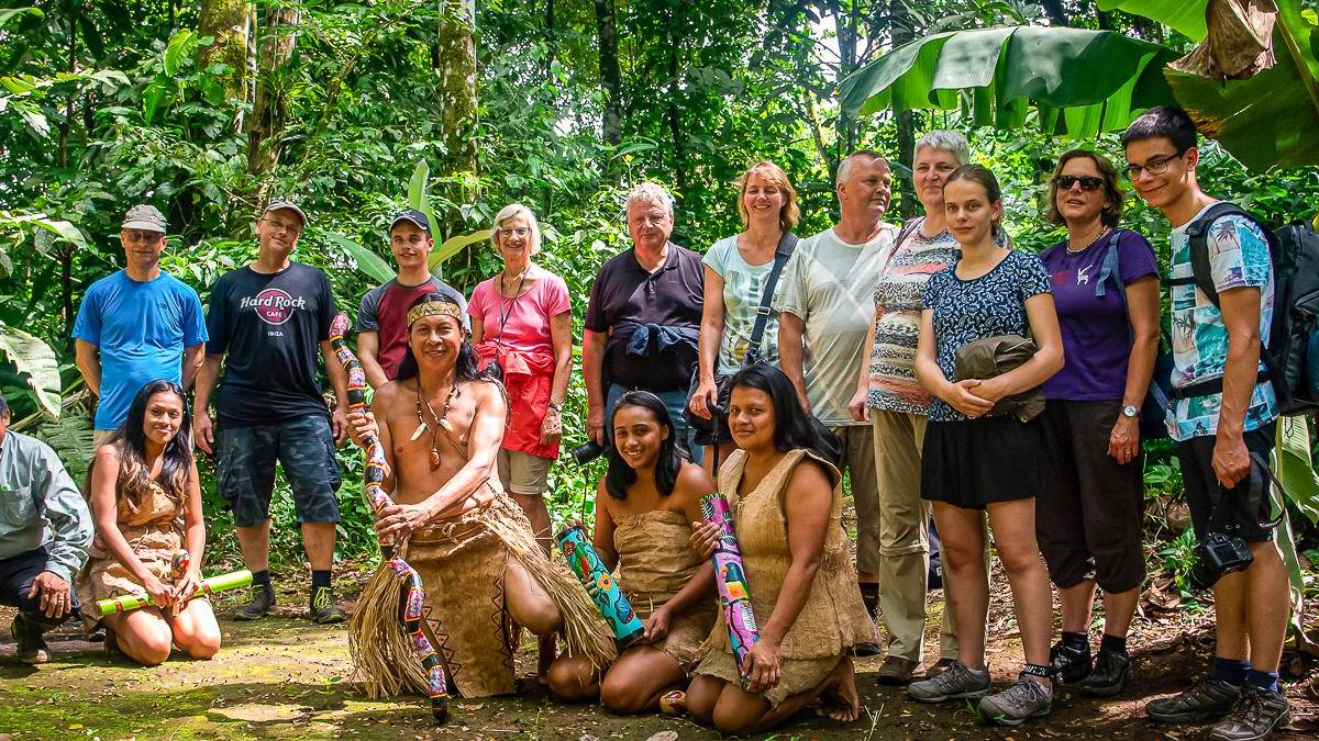 Gruppenbild mit Schamane |  Fritz Fucik, Amadeus Travel Agency / Chamleon