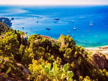 Blick von Taormina ber die Bahnstation