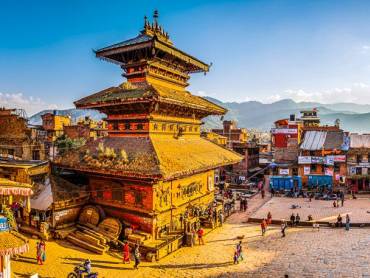 Goldene Abendsonne beleuchtet die alten Tempel in Bhaktapur