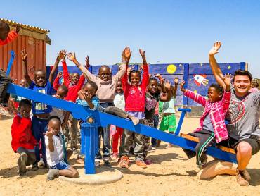 Andrang auf der Spielplatzwippe |  Tangeni Shilongo Namibia / Chamleon