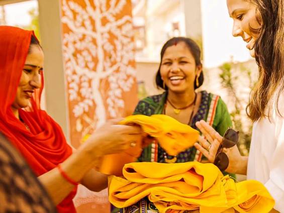 Ein Seidenschal als Geschenk |  Alexander Sass / Chamleon