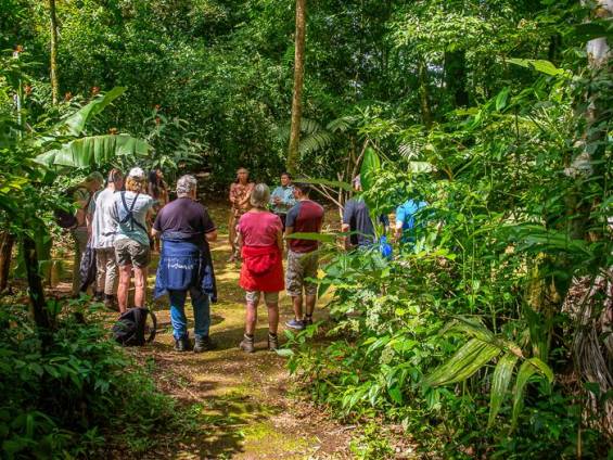 Schamane mit Besuchern bei der Zeremonie |  Fritz Fucik, Amadeus Travel Agency / Chamleon