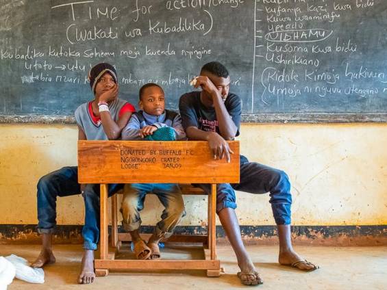 Drei Jungs teilen die Schulbank |  Stephan Auner / Chamleon