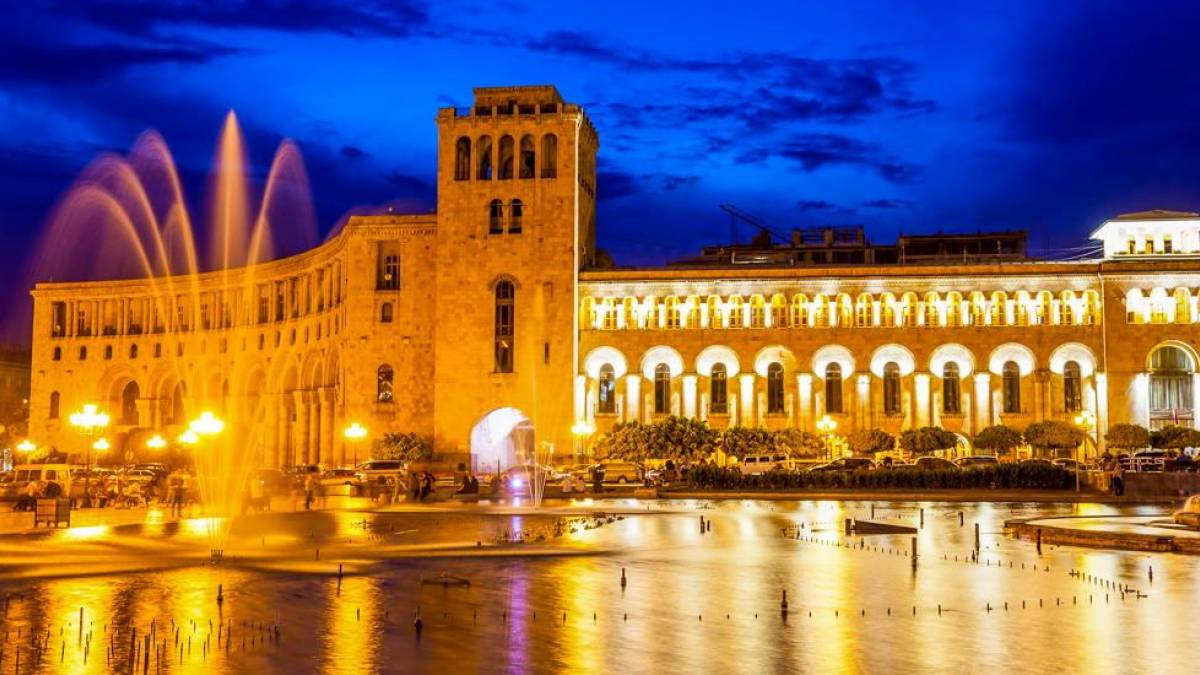 Platz der Republik in Jerewan |  saiko3p, iStockphoto.com / Chamleon