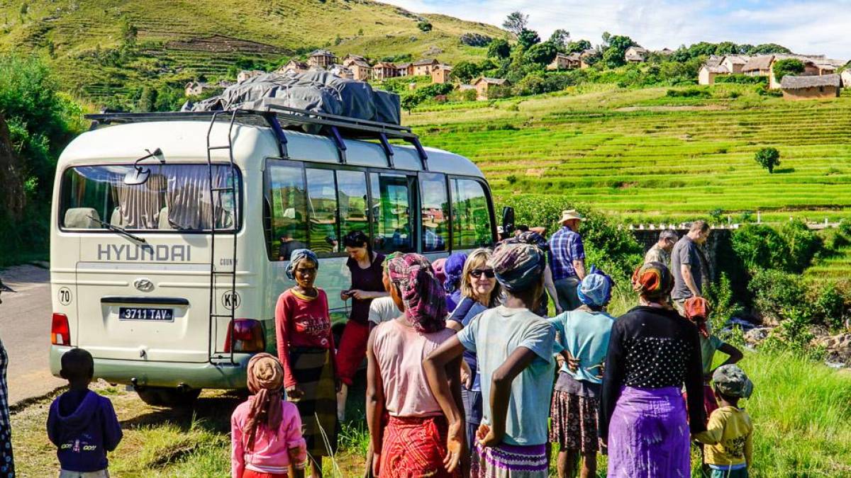Pause mit Begegnung am Strassenrand |  Anne Wiborg / Chamleon