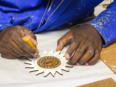 Eine ruhige Hand braucht es beim Malen |  Bernd Paffrath / Chamleon