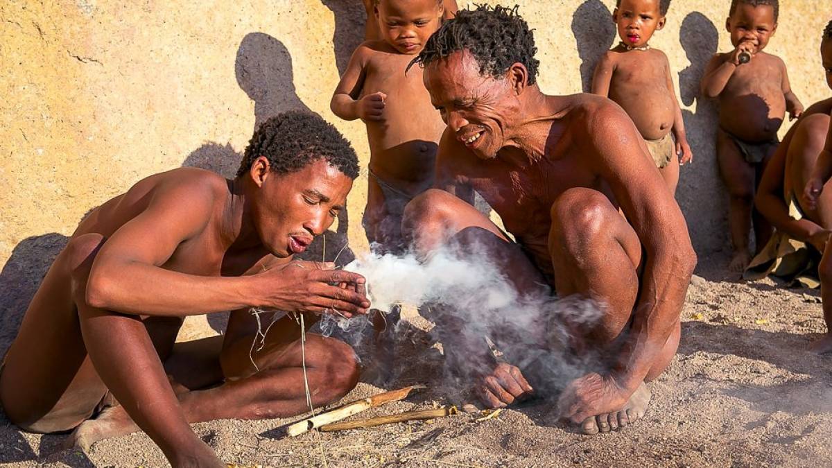 San beim Feuermachen |  Peter Pack, Pack Safari / Chamleon