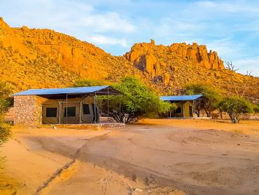 Omandumba Bush Camp |  Omandumba Bush Camp / Chamleon