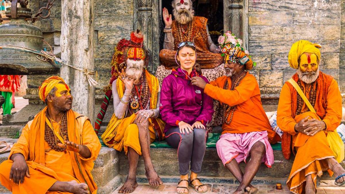 Reisende inmitten von Sadhus |  Popartic, iStockphoto.com / Chamleon