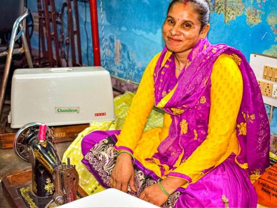 Stolze Nhmaschinenbesitzerin |  Sanshil Foundation / Chamleon