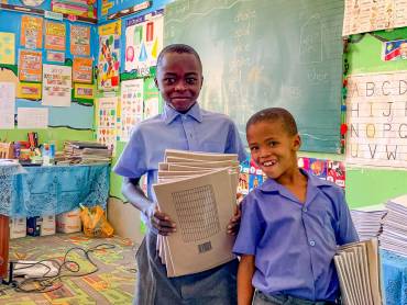 Schler helfen beim Hefteverteilen |  Lars Weber / Chamleon