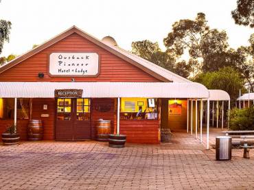 Outback Pioneer Hotel |  Outback Pioneer Hotel / Chamleon