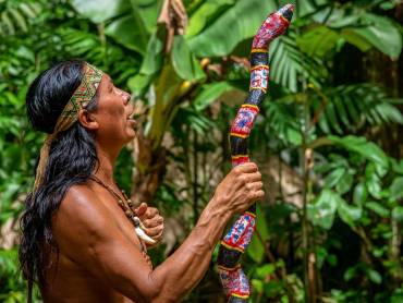 Schamane bei der Zeremonie im Regenwald |  Fritz Fucik, Amadeus Travel Agency / Chamleon