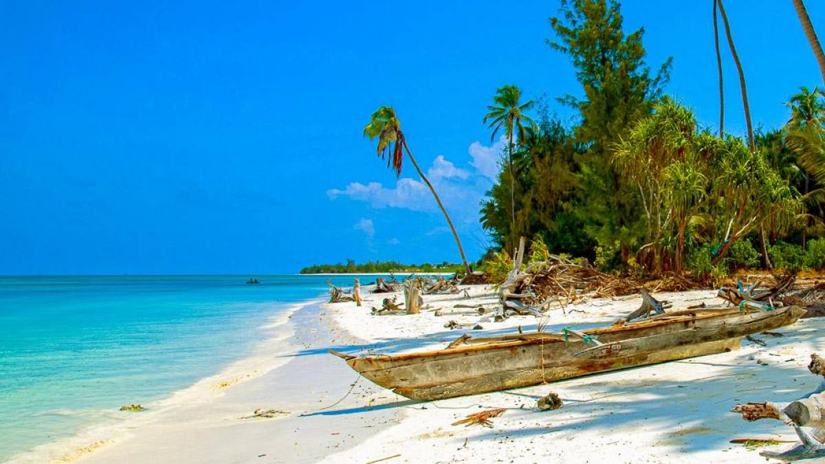 Alte Dhau am Strand an der Ostkste Sansibars |  Ulrich Pauli / Chamleon