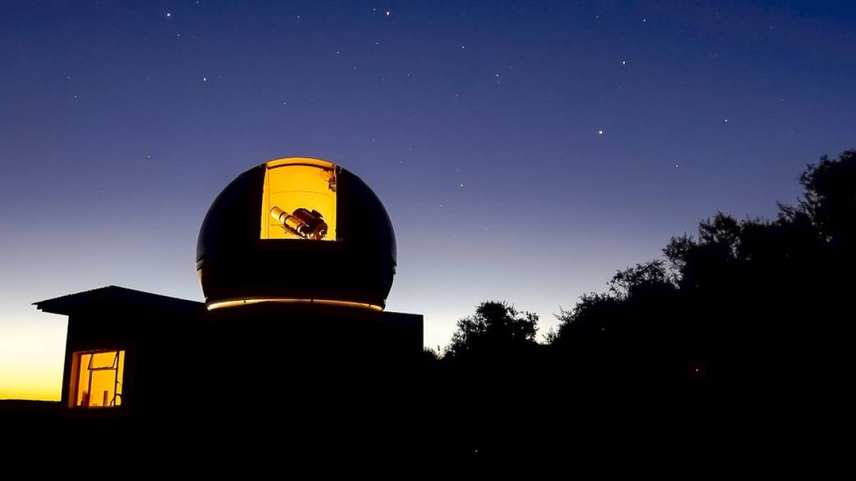 Die Sternwarte in Onjala bei Nacht |  Franz Hofmann, Astrotech / Chamleon