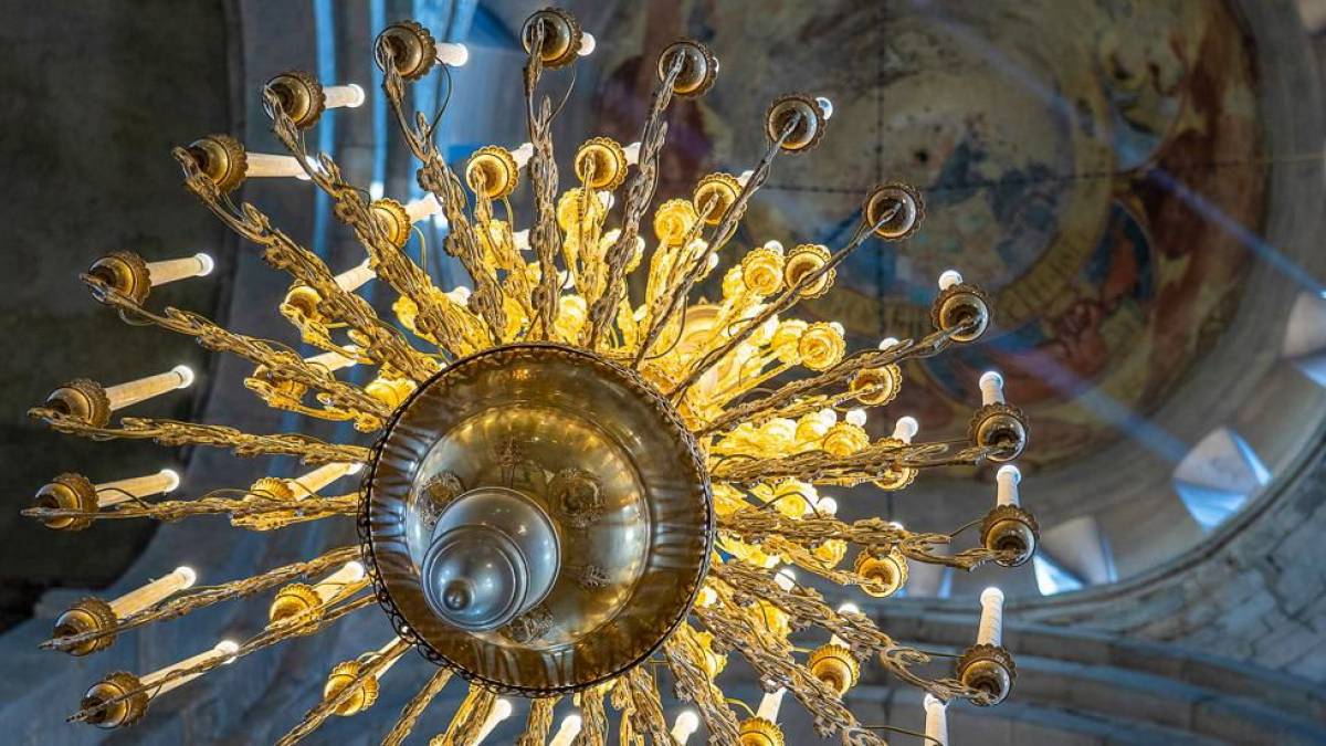 Kronleuchter in der Swetizchoweli-Kathedrale in Mzcheta |  intek1, iStockphoto.com / Chamleon