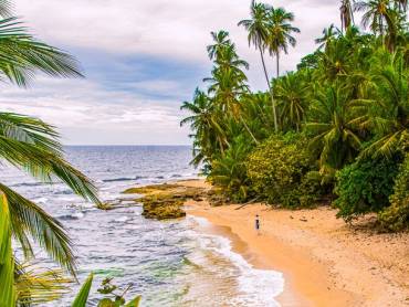 Frau am Strand in der Karibik