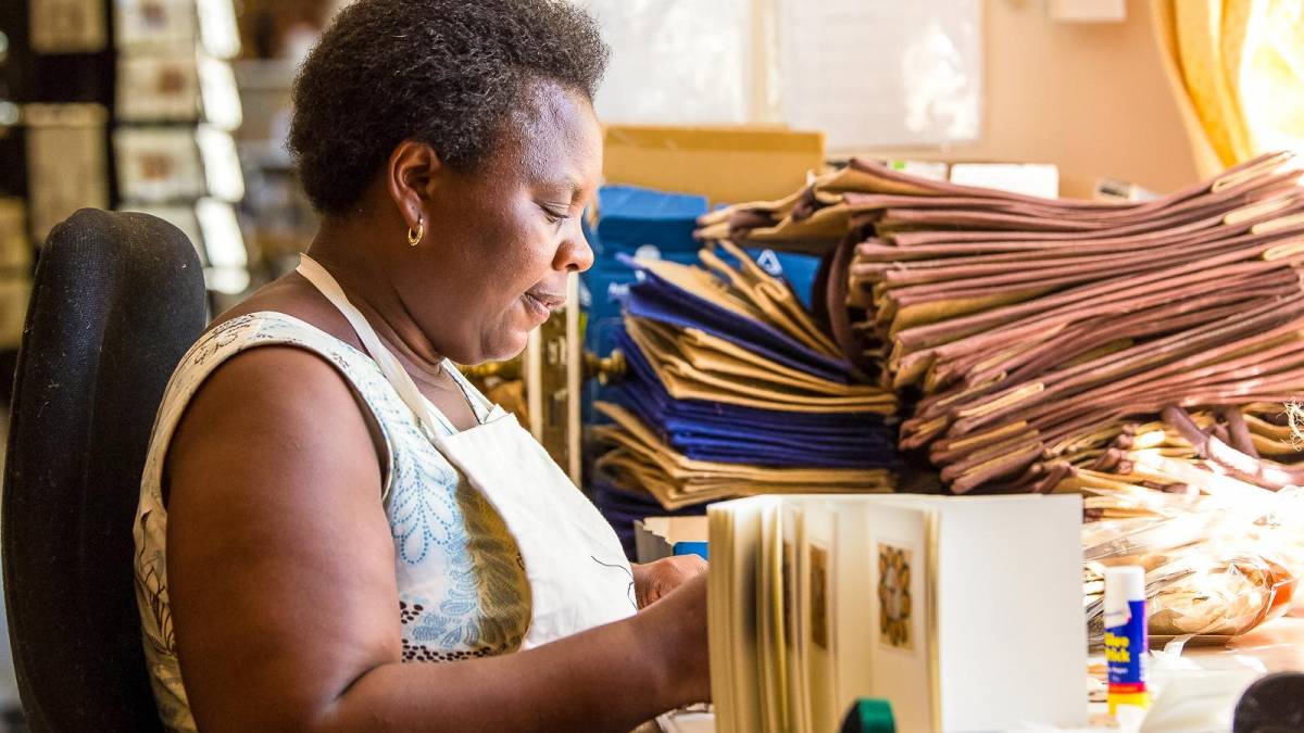 Mitarbeiterin von T-Bag-Design im Atelier |  E.J. Langner, Fairfield Tours / Chamleon