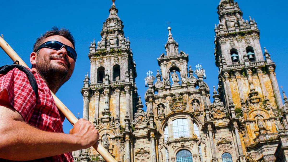 Pilger vor der Kathedrale in Santiago de Compostela |  Roland Marske, Jules Verne Berlin / Chamleon