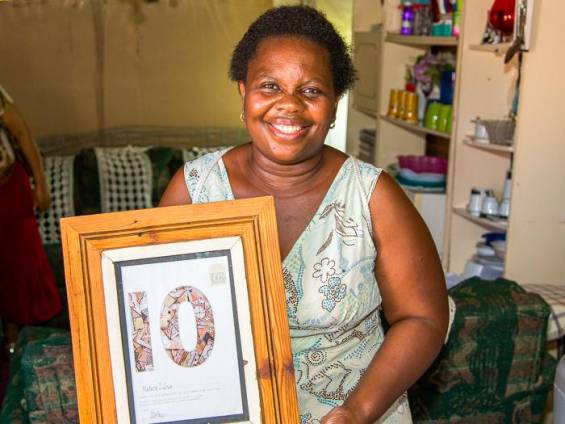 Langjhrige Mitarbeiterin zeigt stolz ihre Urkunde |  E.J. Langner, Fairfield Tours / Chamleon