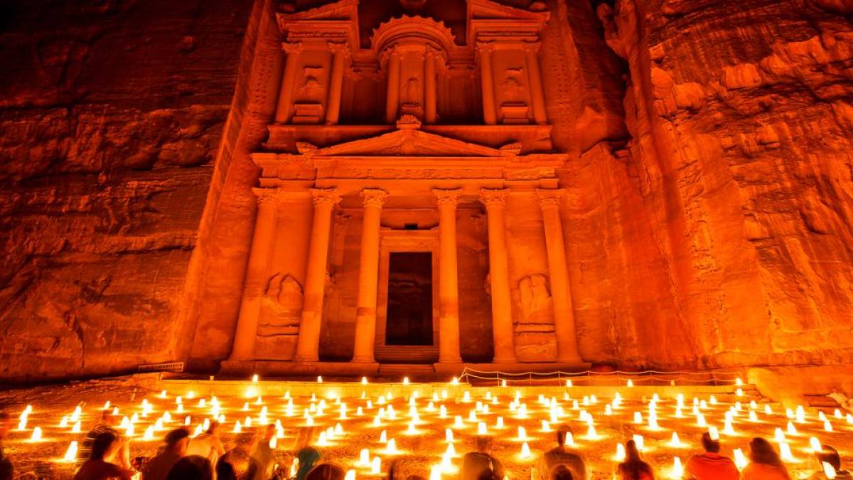 Khazne al-Firaun beleuchtet von Hunderten Kerzen |  Kimberley Coole, Jordan Tourism Board / Chamleon