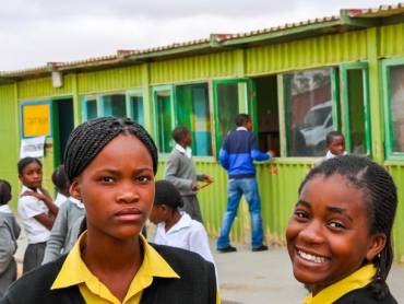 Gleiche Bildungschance fr Mdchen |  Peter Pack, Pack Safari / Chamleon