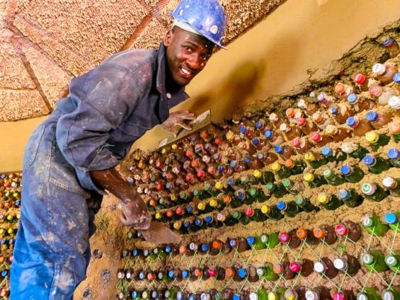 Bau der Plastikflaschen-Wnde |  SINA / Chamleon