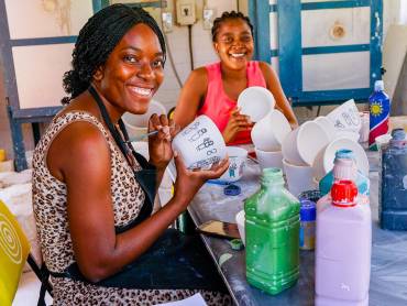 Bemalen der Blumentpfe bei Penduka |  Patrick Neumann / Chamleon