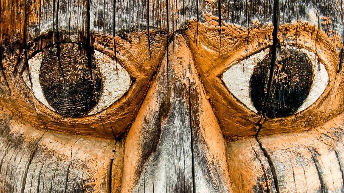 Teil eines Totempfahls am Straenrand |  Uwe Springborn / Chamleon