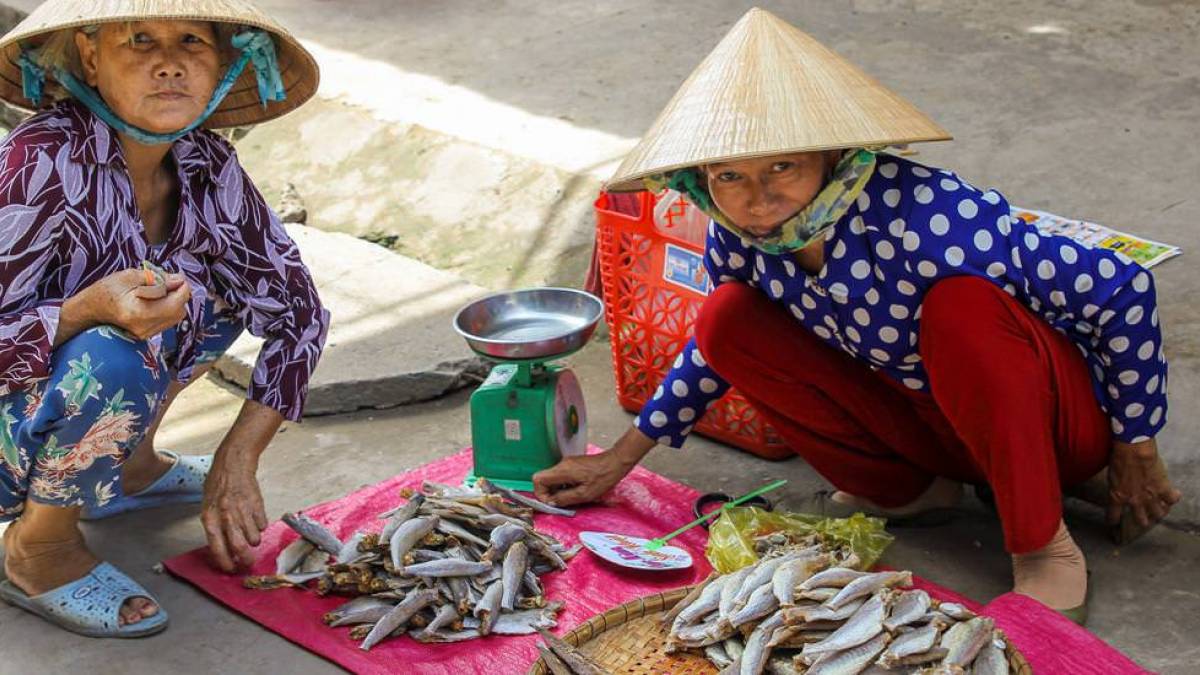 Frauen verkaufen Fisch auf dem Markt |  Claudia Exner / Chamleon