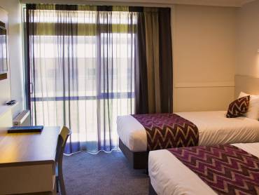 Wanaka Hotel |  Alpine Image Co. Ltd, Wanaka Hotel / Chamleon