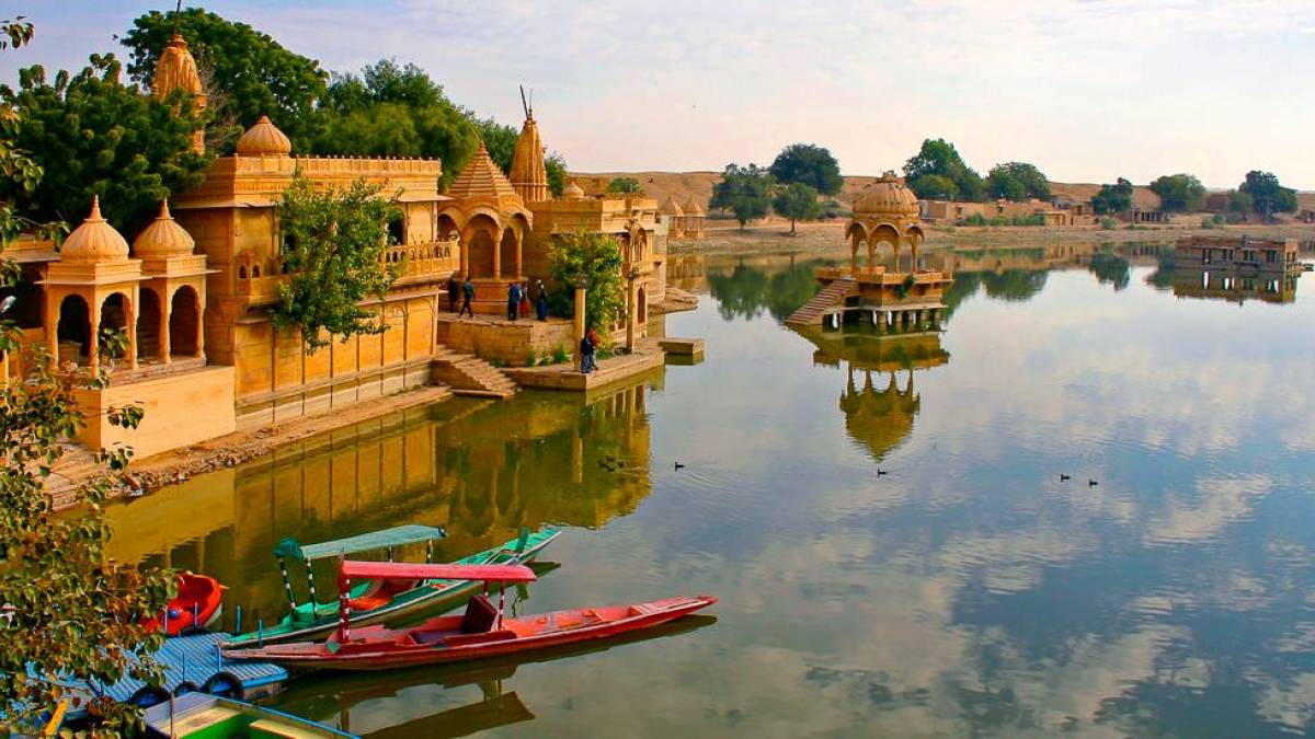 Gadsisar See mit Palsten in Jaisalmer |  BremecR, iStockphoto.com / Chamleon