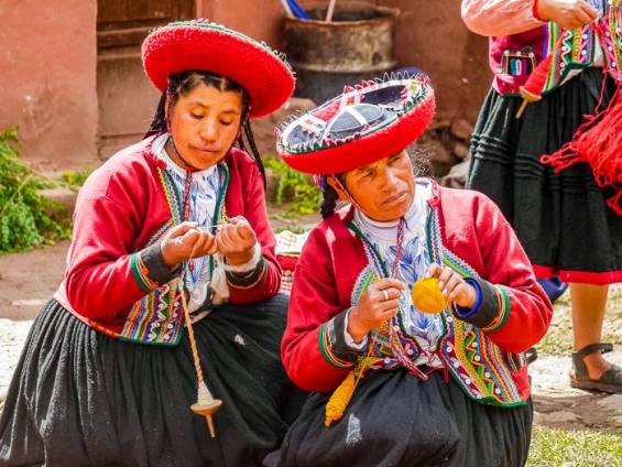 Flink drehen sich die Wollspindeln |  Nina Bker / Chamleon