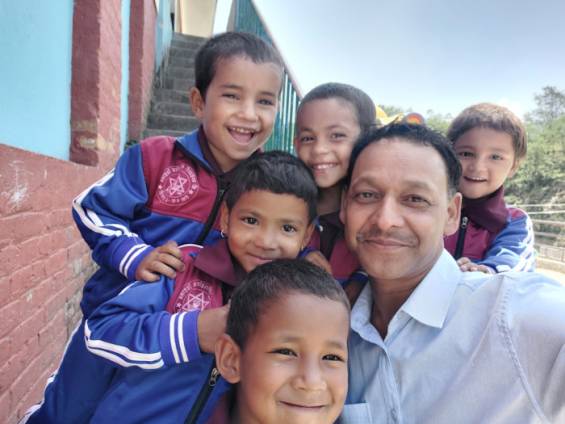 Projektkinder mit Reiseleiter |  Kedar Regmi