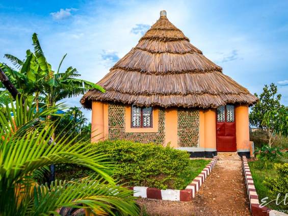 Fertiges Plastikflaschen-Haus |  SINA / Chamleon