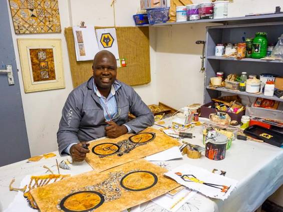 Knstler von T-Bag-Design bei der Arbeit |  Claudia Exner / Chamleon