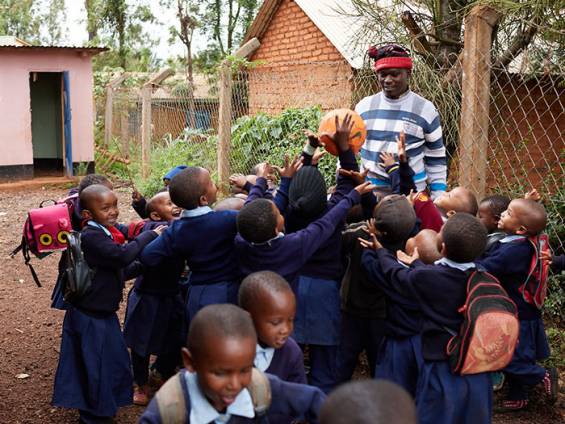 Amani-Kinder mit Lehrer beim Spielen |  Stephan Auner, Amani e.V.