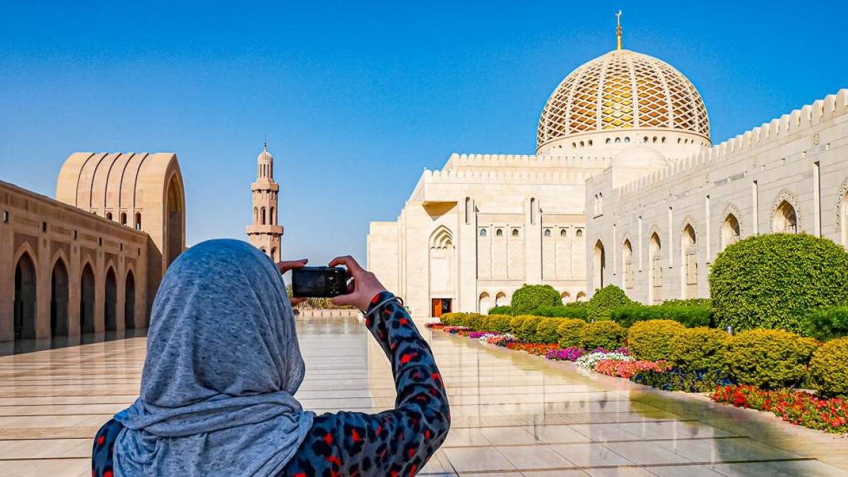 Frau fotografiert Sultan Qaboos Moschee |  Ralf Ladwig / Chamleon