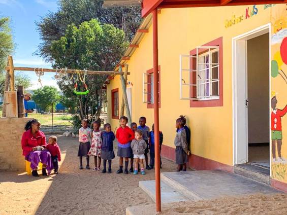 Die Kleinsten sammeln sich vor der Schultr |  Lars Weber / Chamleon