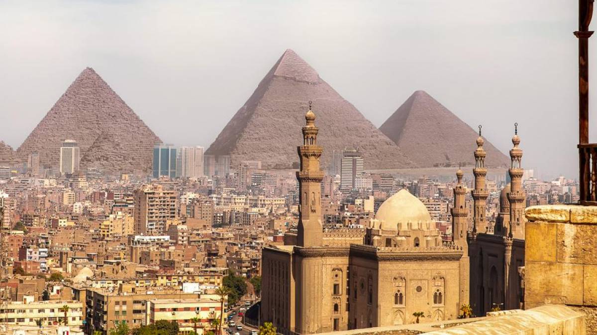 Blick auf die Moschee von Kairo und Pyramiden |  Anton Aleksenko, iStockphoto.com / Chamleon